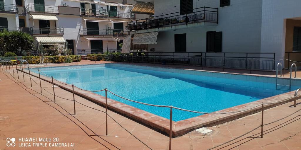 une grande piscine au milieu d'un bâtiment dans l'établissement Sea Garden, fronte mare con piscina, à Mascali