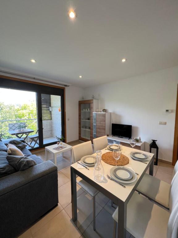 una sala de estar con un sofá y una mesa en Trébol junto a playa Silgar, en Sanxenxo