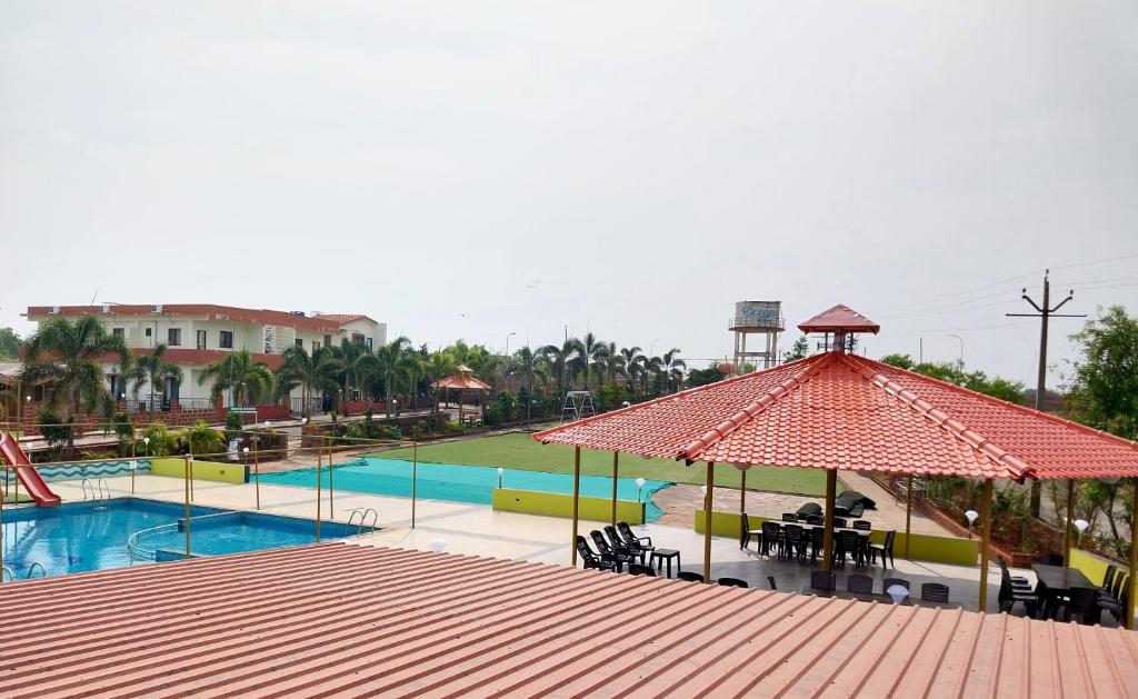 Bazén v ubytování Mango Valley Resort Ganpatipule nebo v jeho okolí