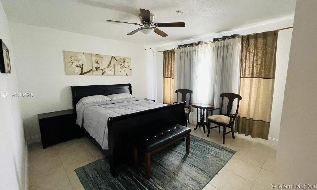 1 dormitorio con 1 cama, mesa y sillas en Luxury Private RoomBathWasher DryerWiFiMiami, en Miami