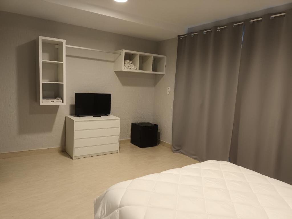 TV a/nebo společenská místnost v ubytování Hostal Cerro del Castillo jumilla