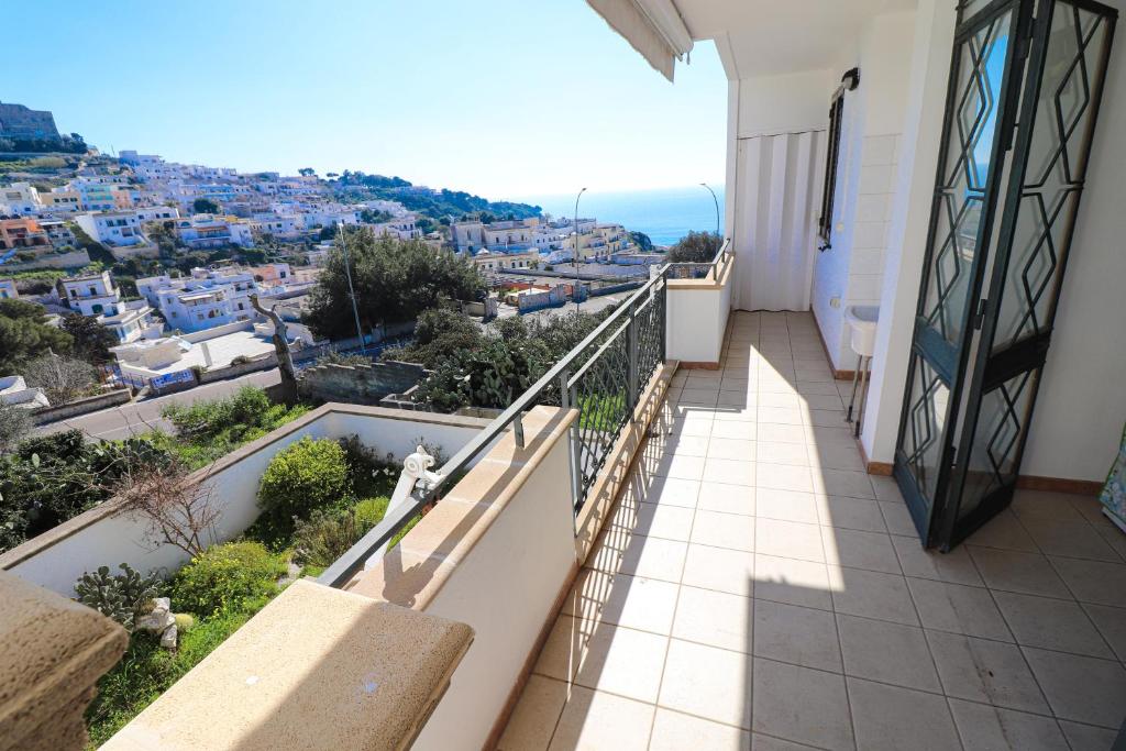 einen Balkon mit Stadtblick in der Unterkunft Casa vacanze La Perla a Castro in Castro di Lecce