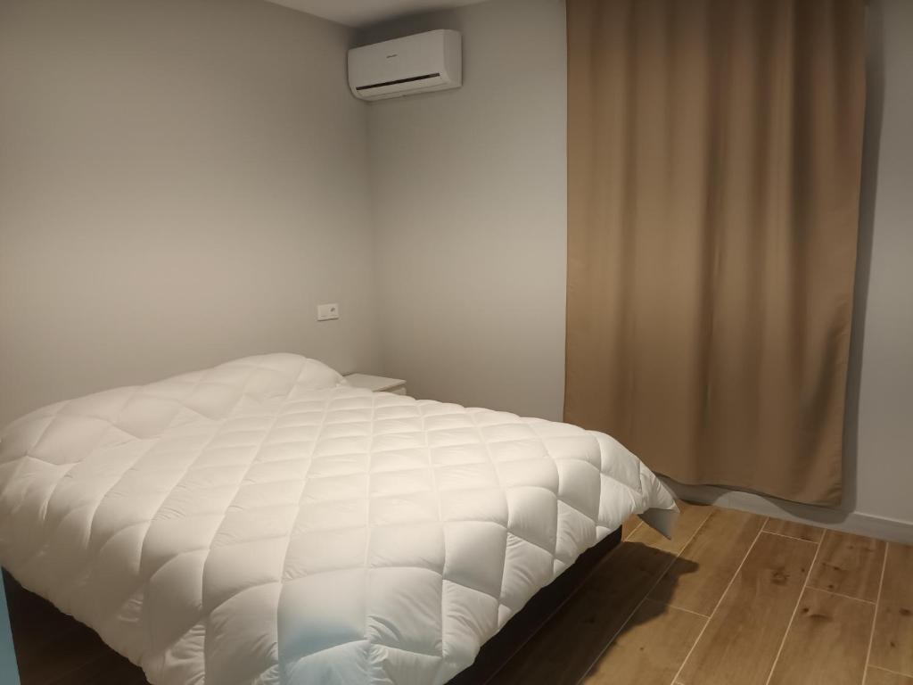 Postel nebo postele na pokoji v ubytování Hostal Cerro del Castillo jumilla