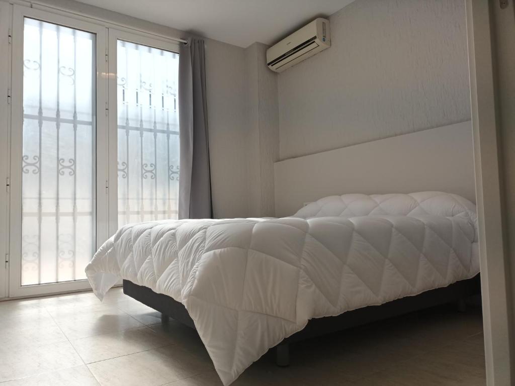 Postel nebo postele na pokoji v ubytování Hostal Cerro del Castillo jumilla