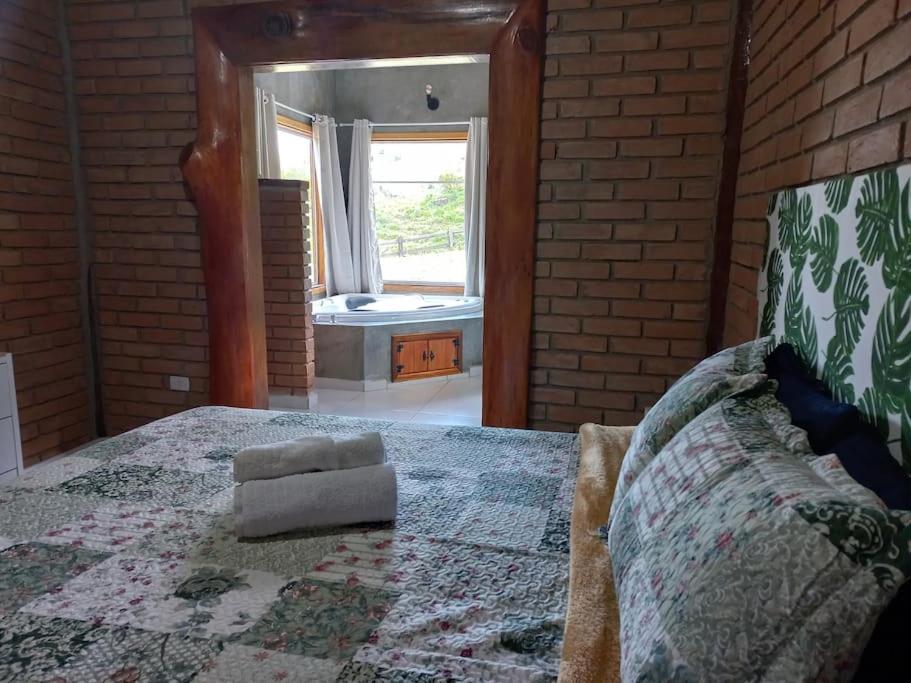 Cama ou camas em um quarto em Chalé Araucária- Vale das Pedras MG