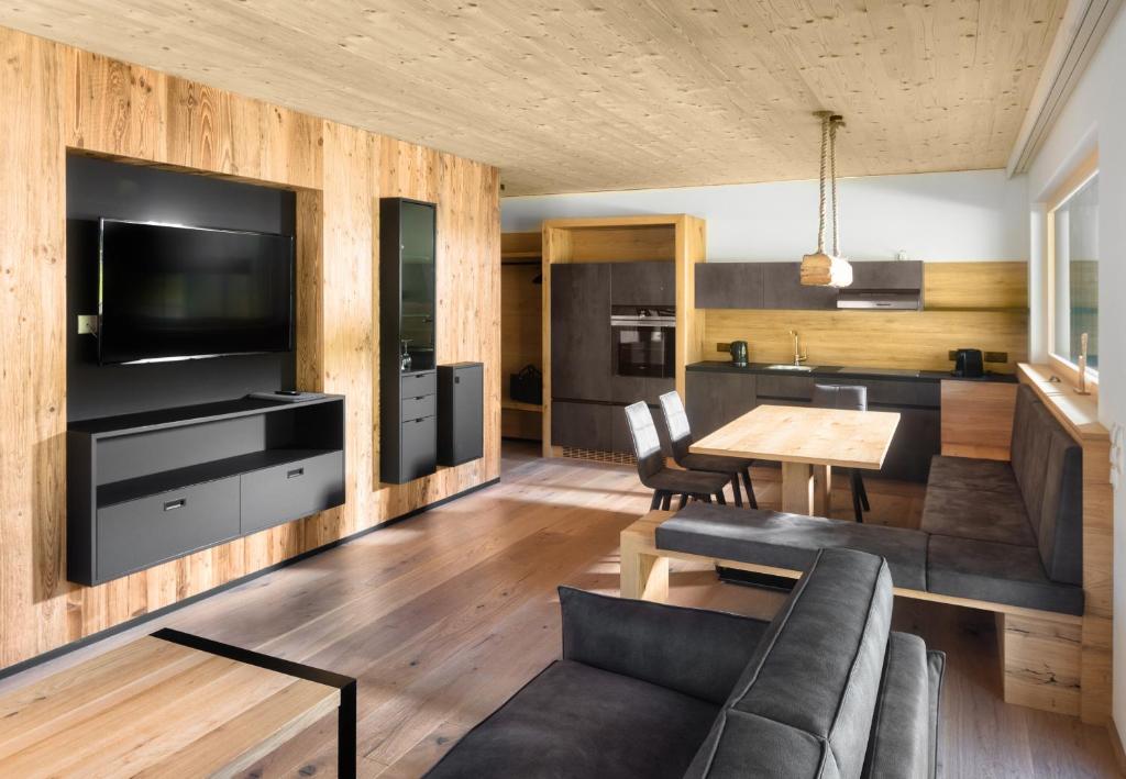 TV a/nebo společenská místnost v ubytování ad-fontanas Appartements Vandans