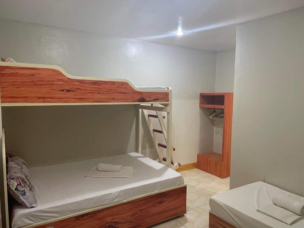 Ein Etagenbett oder Etagenbetten in einem Zimmer der Unterkunft Strong Tower Inn