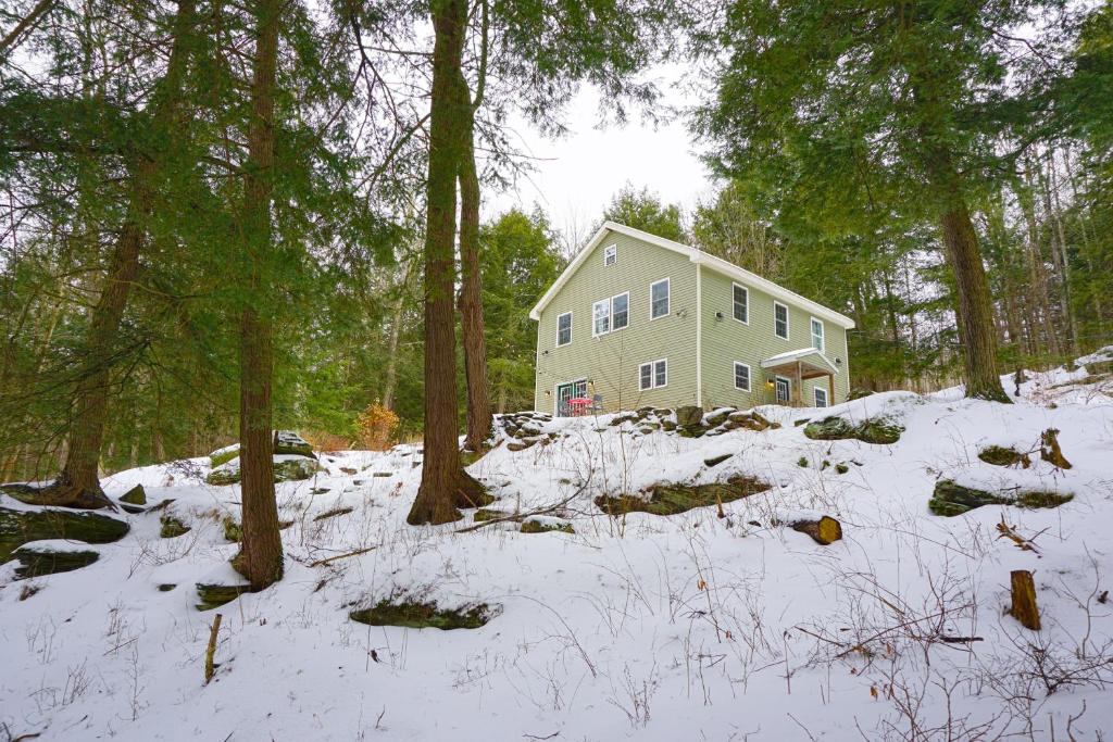 Secluded Streamside Home with Hot Tub v zimě