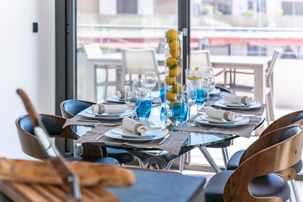 Restauracja lub miejsce do jedzenia w obiekcie Cannes centre dernier étage