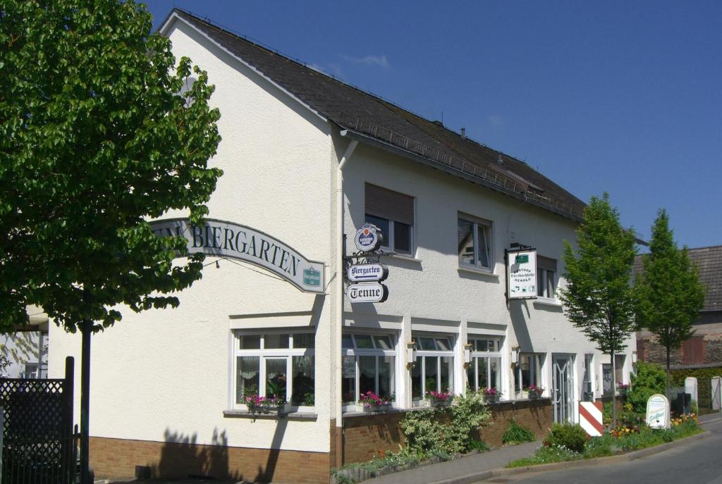 un edificio blanco con un cartel delante en Gasthof Dörsbachhöhe, en Herold