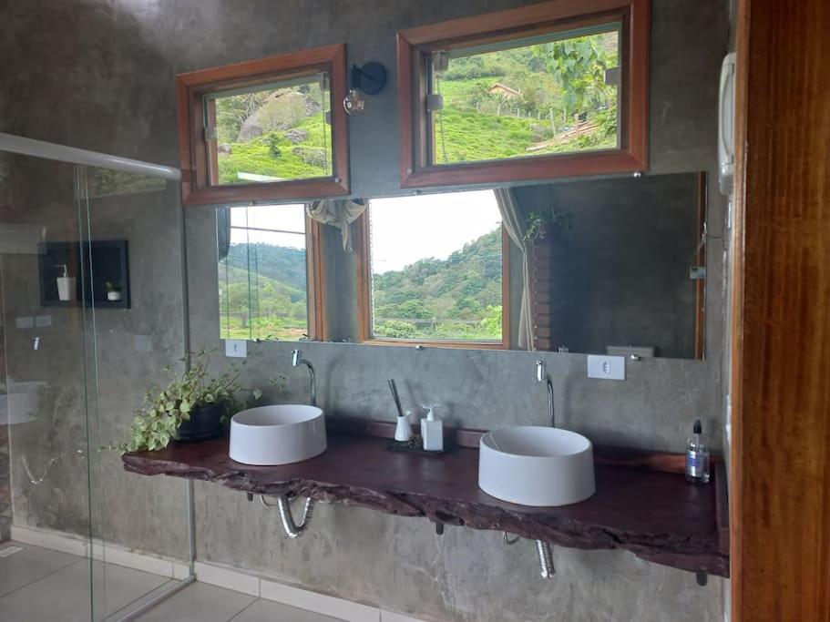 Um banheiro em Chalé Araucária- Vale das Pedras MG