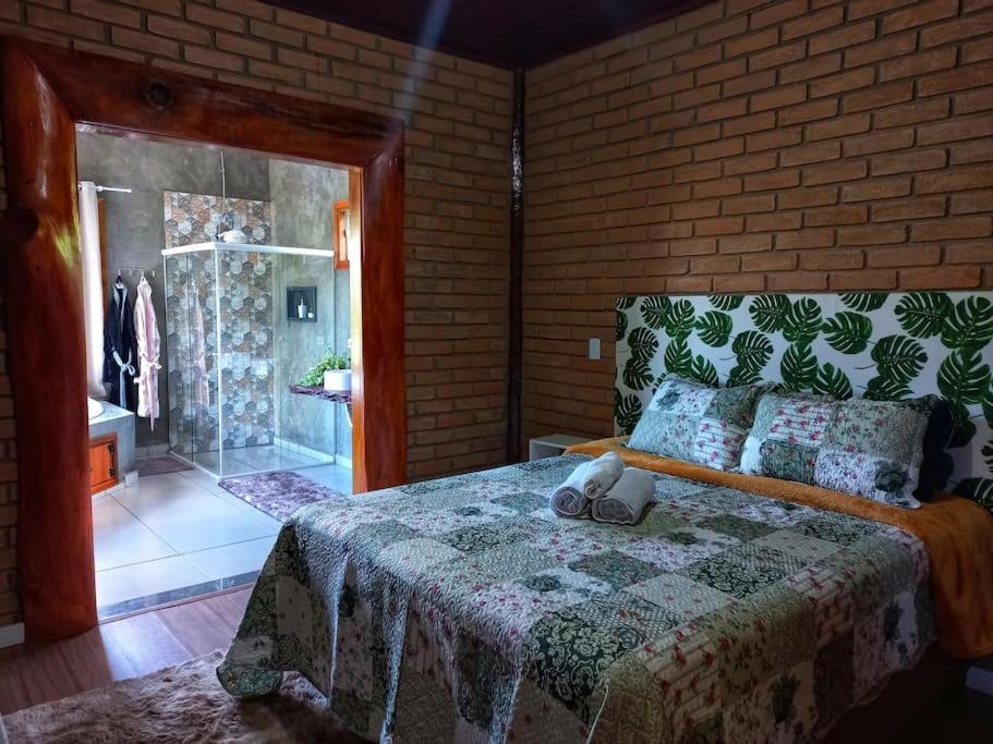 Cama ou camas em um quarto em Chalé Araucária- Vale das Pedras MG