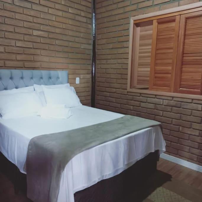 Cama ou camas em um quarto em Chalé Araucária- Vale das Pedras MG