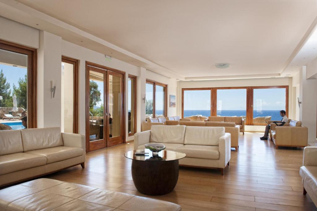 Гостиная зона в Alonissos Beach Bungalows And Suites Hotel