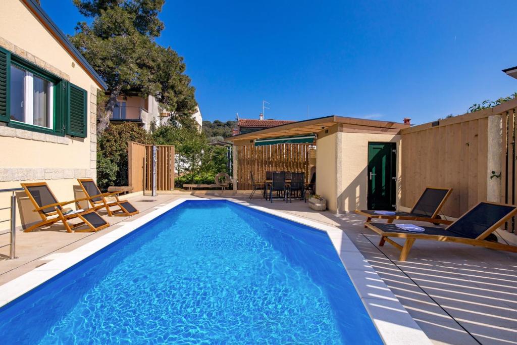 Villa Ivona with heated pool in Rovinj