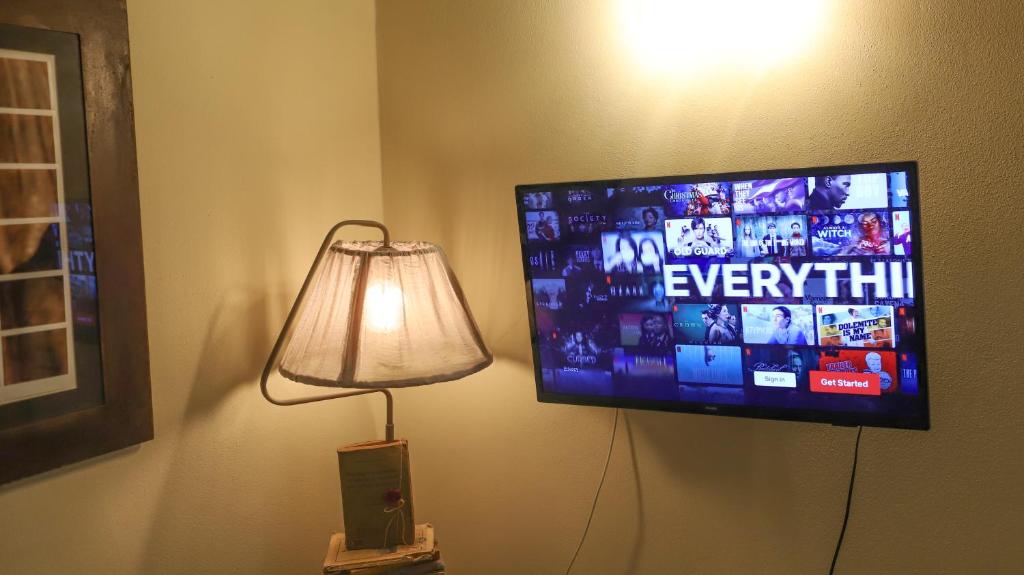 Telewizja i/lub zestaw kina domowego w obiekcie La Corte del Pratello