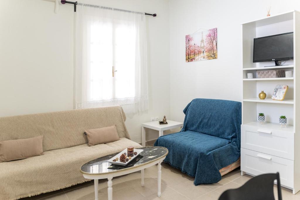 sala de estar con sofá y silla en Athenais Apartment, en Lixouri