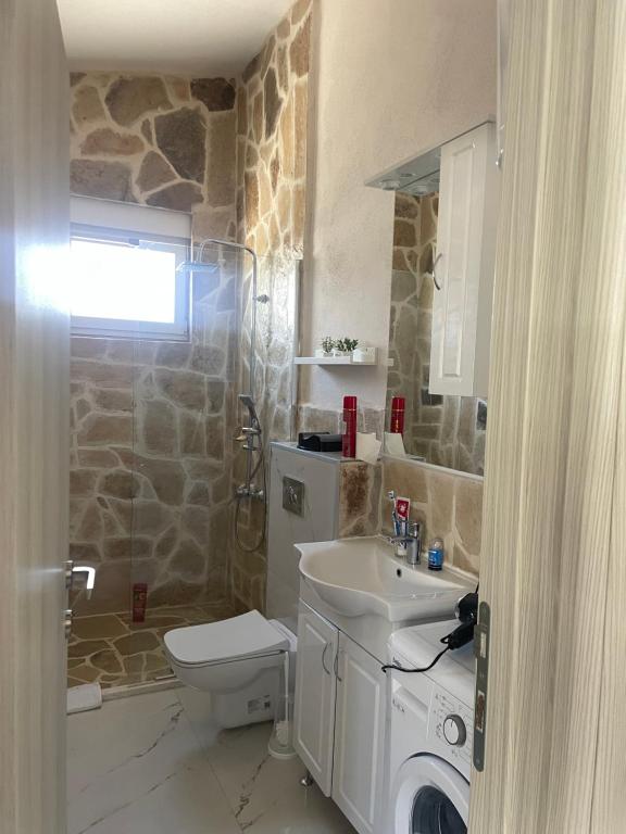 Un baño de Villa Tunaj new Pool and BBQ
