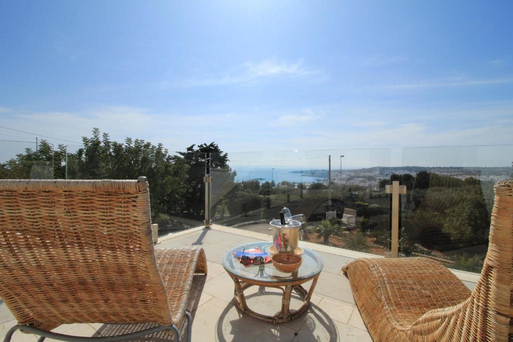 d'une terrasse avec deux chaises et une table avec vue. dans l'établissement La Perla Bianca, à Gagliano del Capo