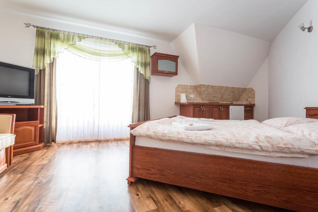 Posteľ alebo postele v izbe v ubytovaní Sykowny Dworek Apartamenty