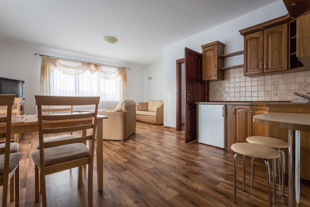 Kuchyňa alebo kuchynka v ubytovaní Sykowny Dworek Apartamenty