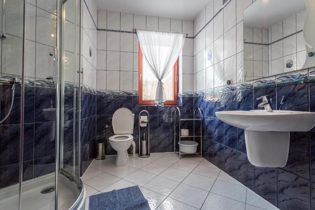 Kúpeľňa v ubytovaní Sykowny Dworek Apartamenty