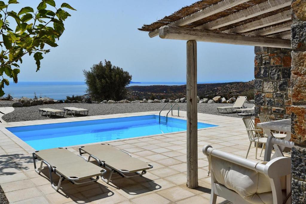 Cette villa avec vue dispose d'une piscine. dans l'établissement Villas Palazzo Greco, Agia Galini, à Agia Galini
