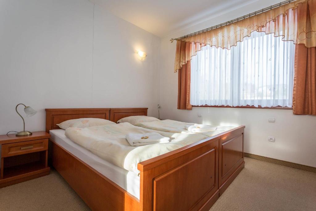 Posteľ alebo postele v izbe v ubytovaní Sykowny Dworek Apartamenty