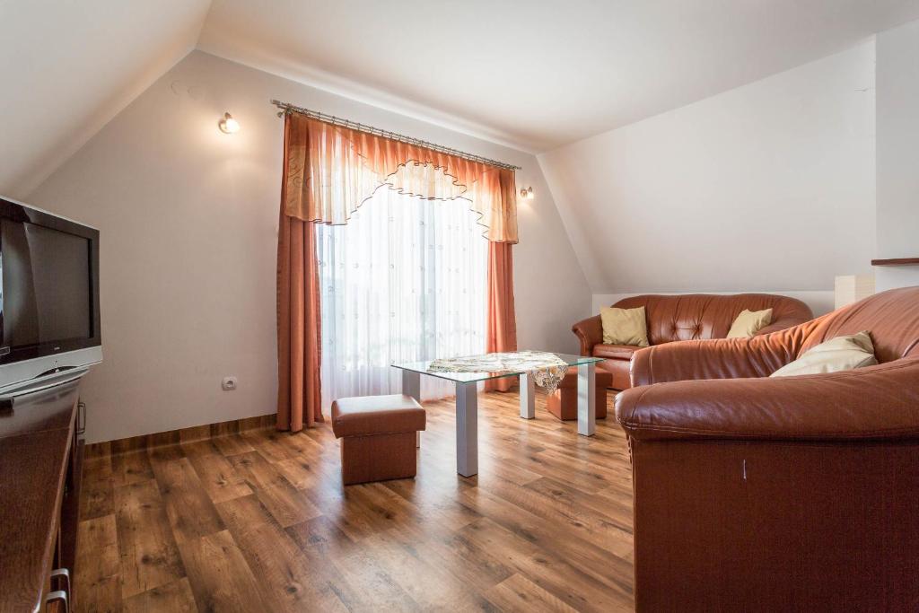 Televízia a/alebo spoločenská miestnosť v ubytovaní Sykowny Dworek Apartamenty