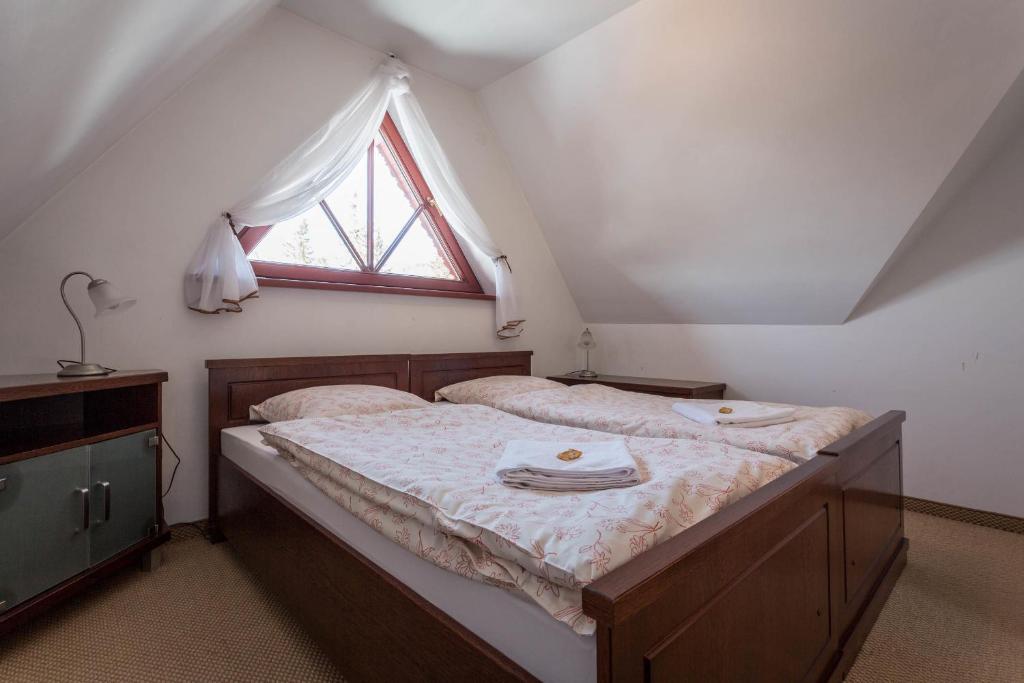 Posteľ alebo postele v izbe v ubytovaní Sykowny Dworek Apartamenty