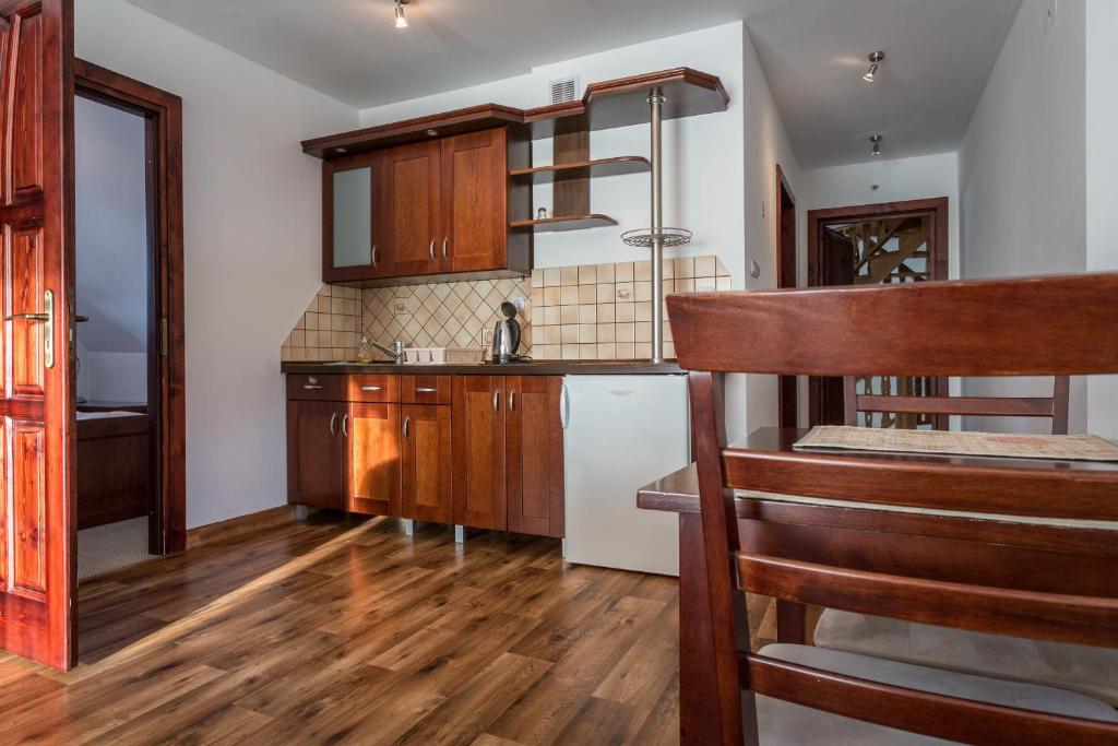 Kuchyňa alebo kuchynka v ubytovaní Sykowny Dworek Apartamenty