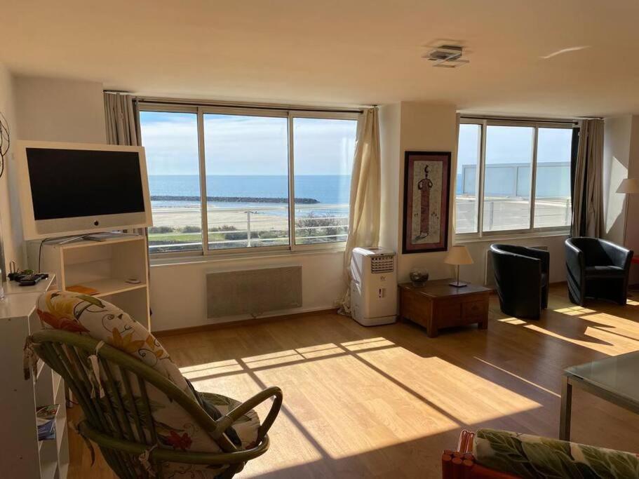 a living room with a view of the ocean at Appartement face à la mer in Cap d'Agde