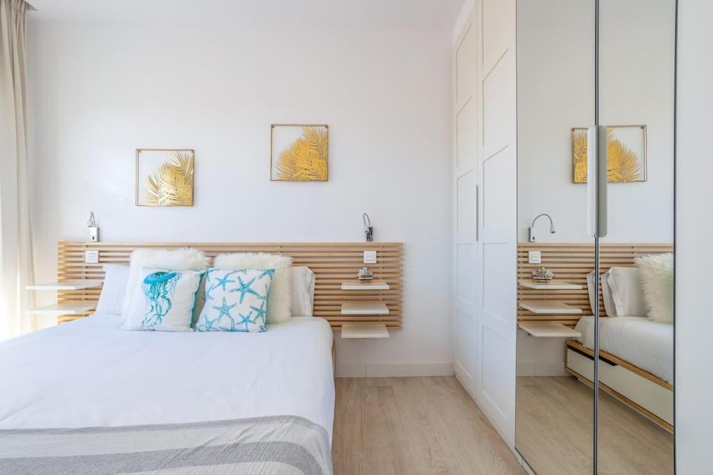 Posteľ alebo postele v izbe v ubytovaní OleHolidays 535 Romana Playa con vistas al mar