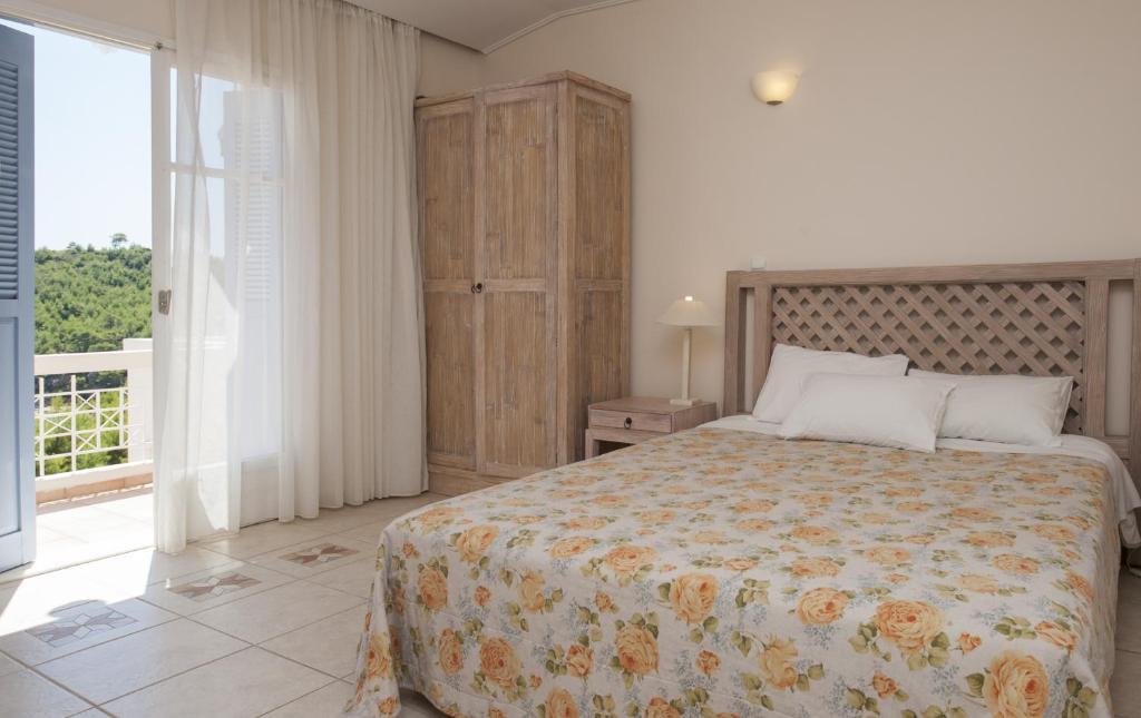 Кровать или кровати в номере Alonissos Beach Bungalows And Suites Hotel
