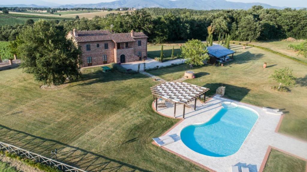 een luchtzicht op een huis met een zwembad bij Villa Boschi Salviati in Montagnano