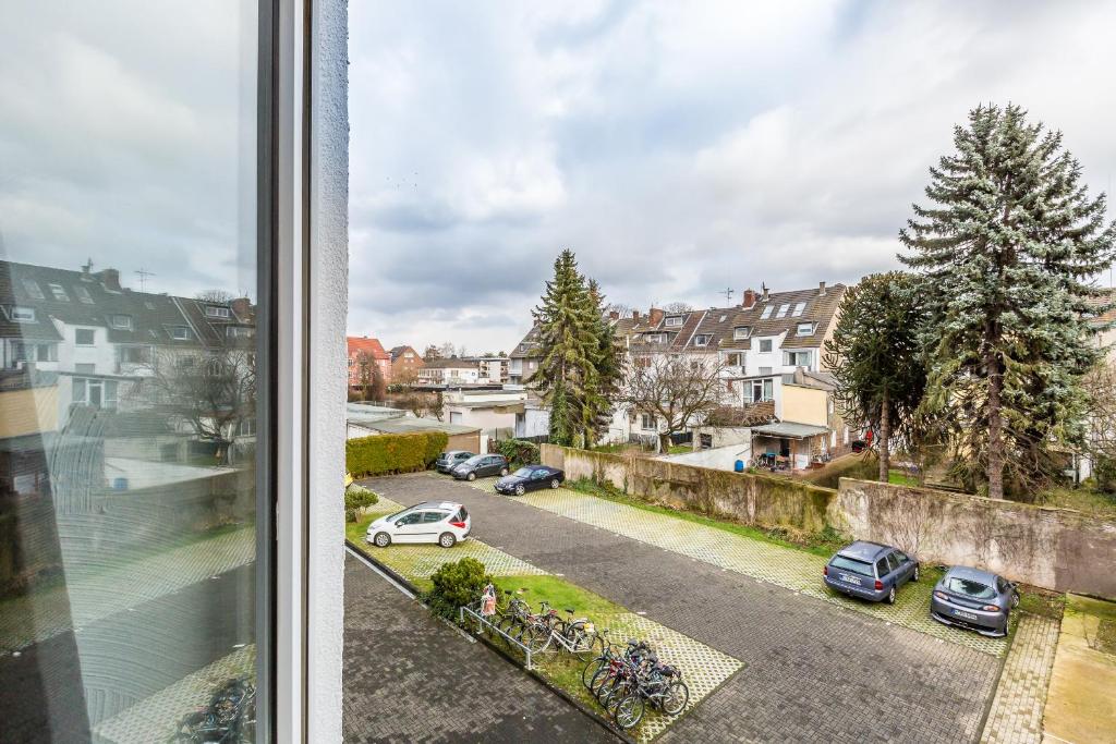 ケルンにあるBudget Apartment Kölnの窓から通りの景色を望めます。