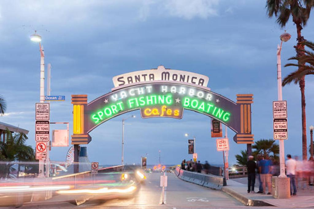 um sinal para uma Santa Monica sinal de pesca lenta e de barco em Beachside Luxury Apartments l Free Parking! em Los Angeles