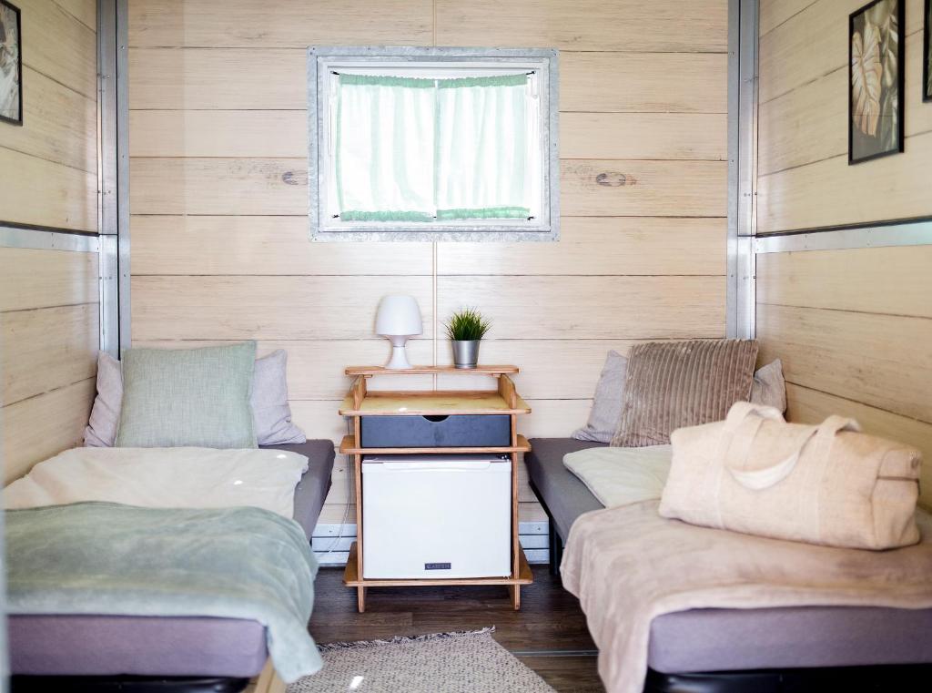 Posezení v ubytování Kieler Woche Lodge Camp