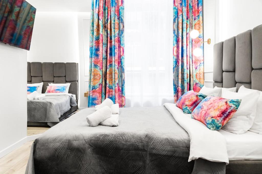מיטה או מיטות בחדר ב-HOUSEHOST Apartment: Św.Gertrudy 10/0.2