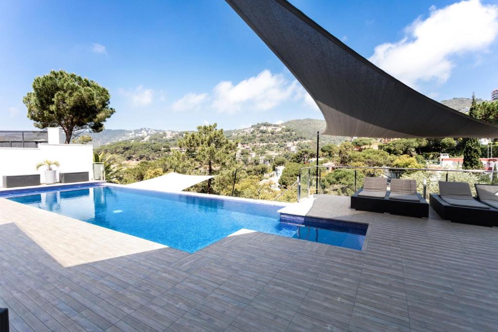 Bazén v ubytování Family-friendly villa in Lloret de Mar with private pool nebo v jeho okolí