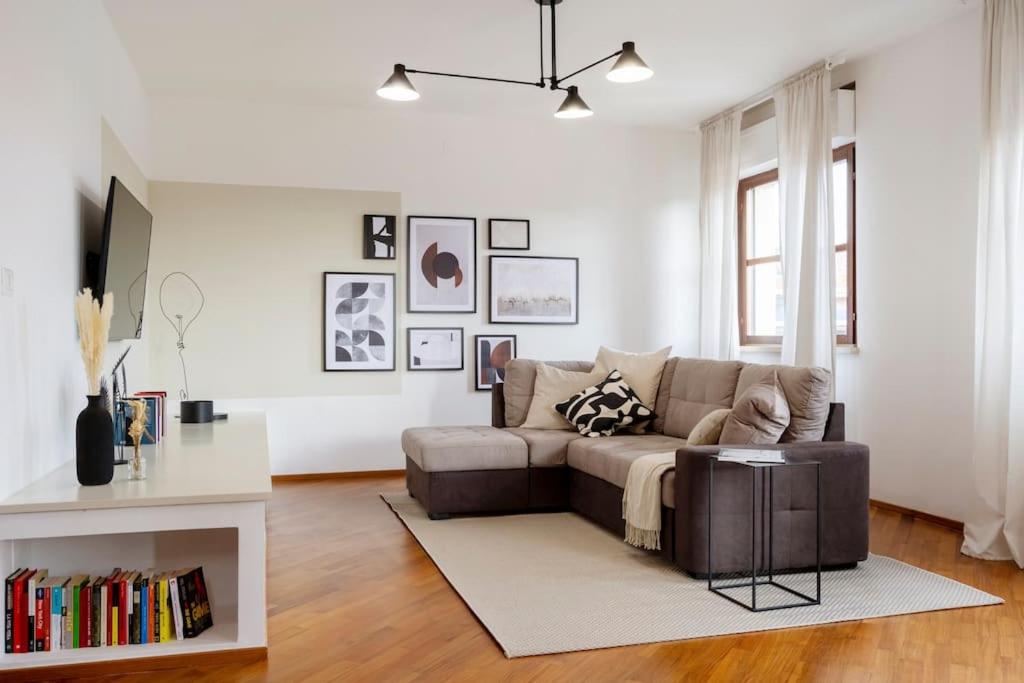 uma sala de estar com um sofá e uma mesa em Exclusive penthouse with 60 m2 panoramic terrace em Perugia