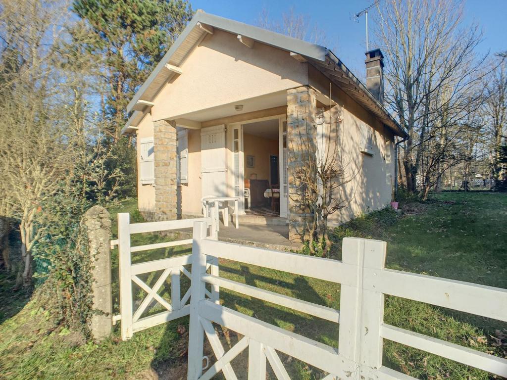 a small house with a white fence in front of it at Maison Jullouville, 3 pièces, 4 personnes - FR-1-361-69 in Jullouville-les-Pins