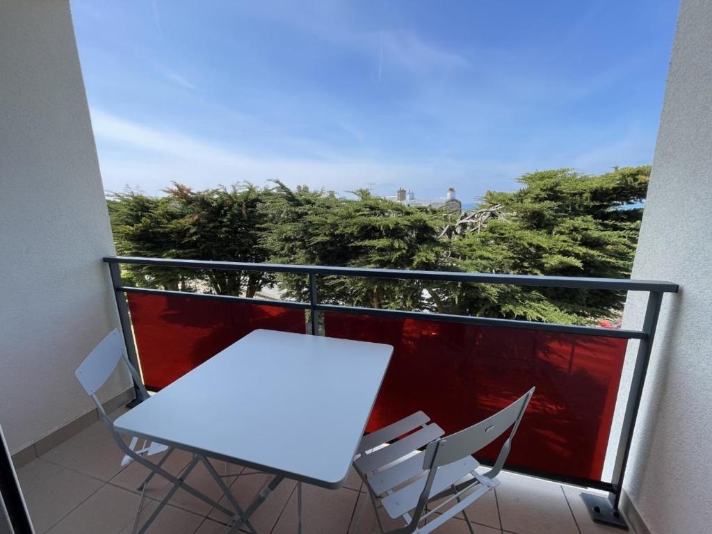 einen Tisch und Stühle auf einem Balkon mit Aussicht in der Unterkunft Appartement Donville-les-Bains, 3 pièces, 4 personnes - FR-1-361-433 in Donville-les-Bains