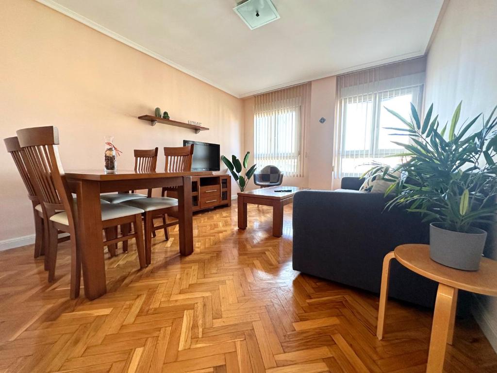 sala de estar con sofá, mesa y escritorio en Dos Torres Conde Aranda - Céntrico con estacionamiento Incluido en Zaragoza