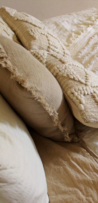 A bed or beds in a room at Esencia Lodge - luxurious off-grid cabin retreat