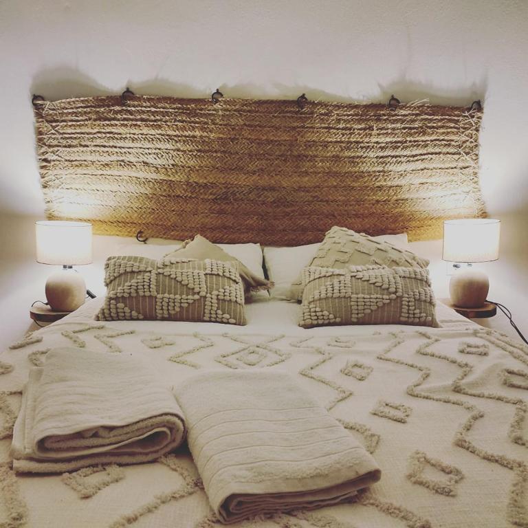 A bed or beds in a room at Esencia Lodge - luxurious off-grid cabin retreat