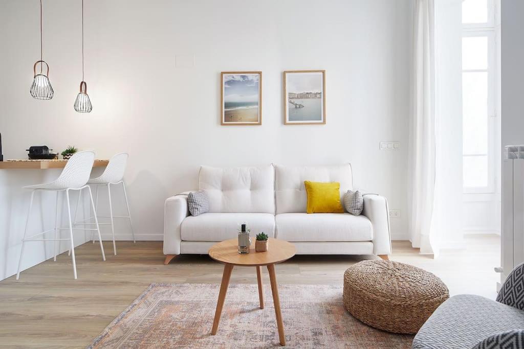 sala de estar con sofá blanco y mesa en NUEVO Apartamento en el centro de Donosti en San Sebastián