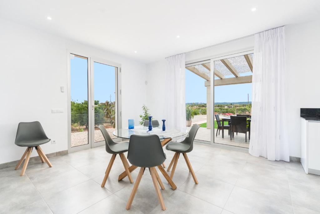 A television and/or entertainment centre at Villa Albaimar with swimming pool and garden