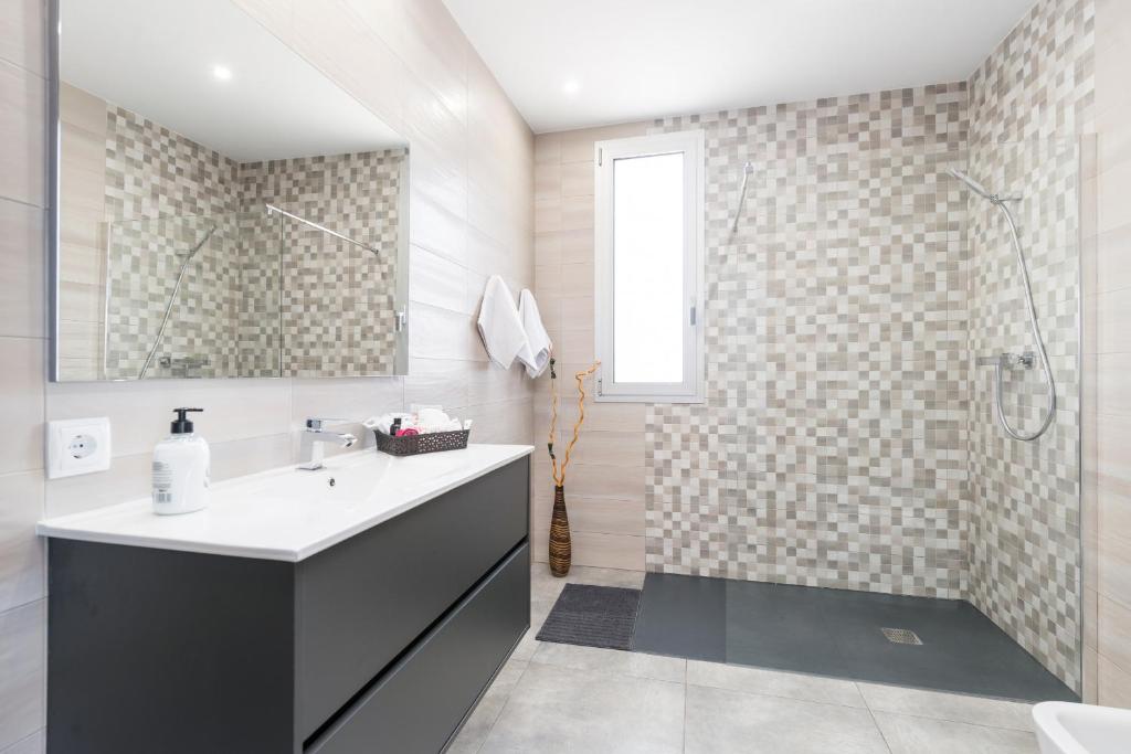 A bathroom at Villa Albaimar with swimming pool and garden