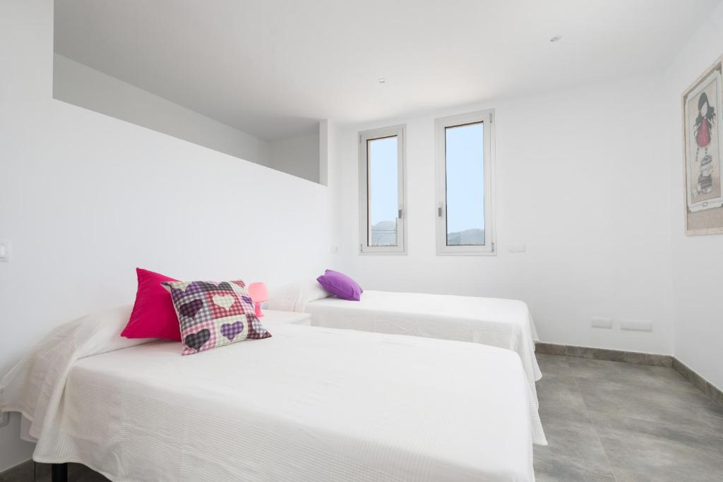 A bed or beds in a room at Villa Albaimar with swimming pool and garden